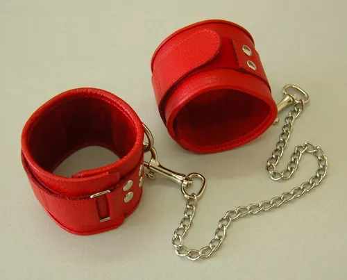 оковы кожаные красные на липучках, соединенные цепочкой длиной 35см 3073-2 в Новом Уренгое