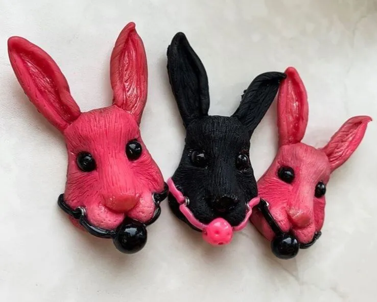 брошь pinkrabbit черный кролик с розовым кляпом, на магните в Новом Уренгое