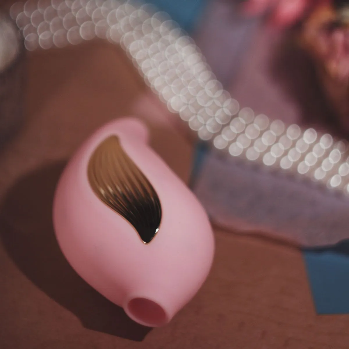 вибромассажер птичка с функцией всасывания, розовый в Новом Уренгое