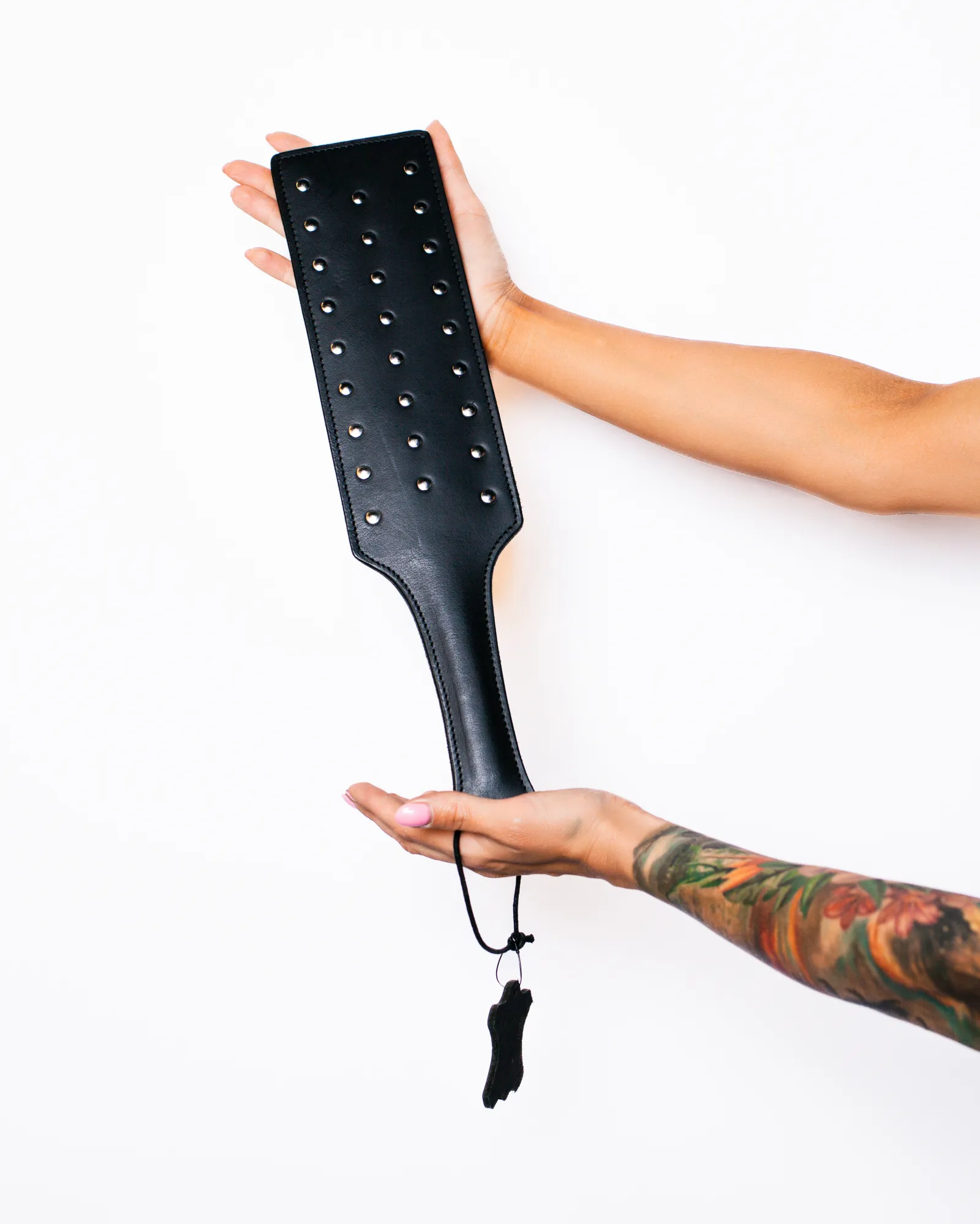 паддл (шлёпалка) scandal из натуральной кожи с клёпками (black) в Новом Уренгое
