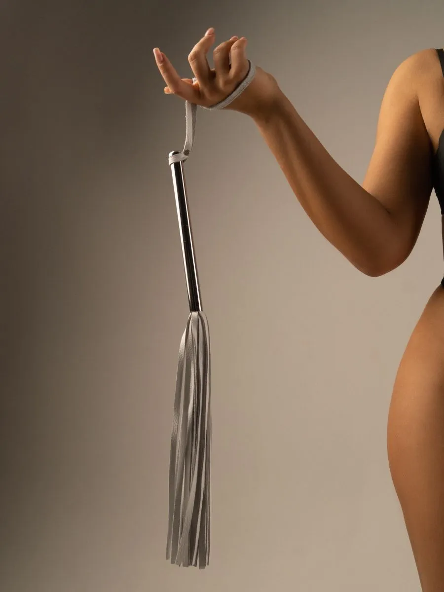 флоггер pinkrabbit из белой кожи с хромированной ручкой в Новом Уренгое