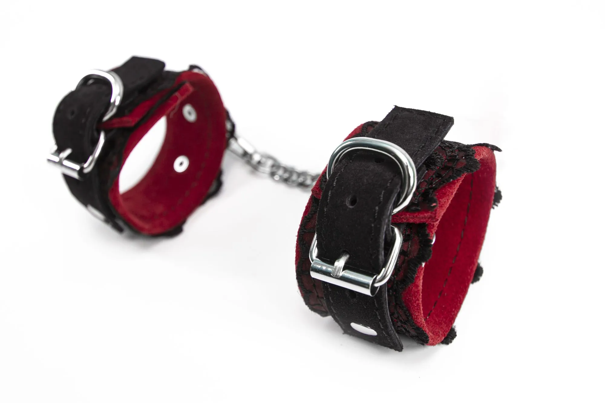 hаручники pinkrabbit замшевые красные с черным кружевом на цепочке в Новом Уренгое